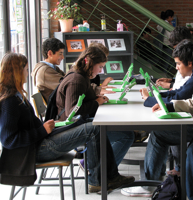 Liceo N¼ 3 de la ciudad de Treinta y Tres, con alumnos de Enseanza Media. Piloto de 2009, con distribucin de equipos a todos los alumnos de Ciclo Bsico.