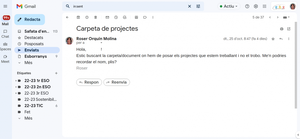 Correu electrònic a una companya, sol·licitant el nom d una carpeta de Drive on s havia de compartir certa informació.
