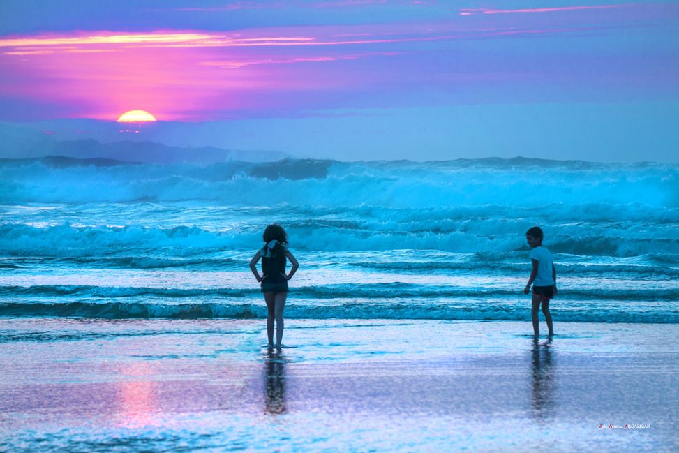 Mirant el mar crespat i valorant si es banyen