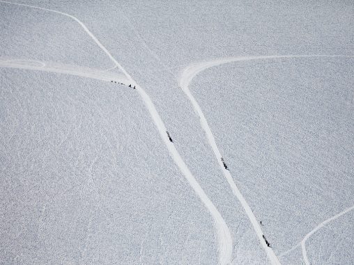 Imatge aèria d'uns camins i figures transitant-los