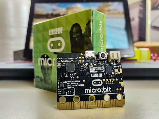 Placa Micro:bit amb la seva caixa
