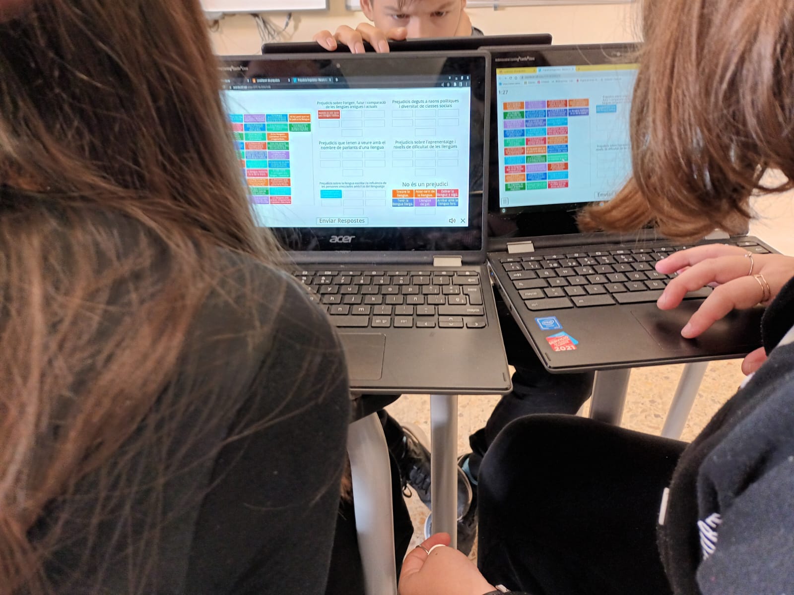 Dues alumnes resolent l'activitat conjuntament, cadascuna en el seu Chromebook.