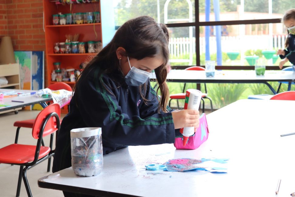 Noia fent l'aprenentatge experiencial.